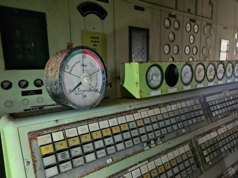 कंट्रोल रूममधील मशीन्सकडे पाहून असं वाटलं की आपण डिजिटलपूर्व युगात परतलो आहोत. सर्व मशीनरी जुन्या पद्धतीची होती. 1990 च्या दशकात राहणाऱ्यांना आपलेपणाची भावना जाणवली.