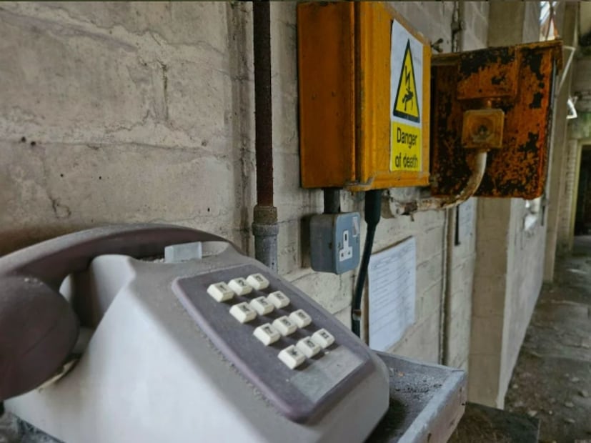 कारखान्याच्या बाहेरील भागाचे फोटो देखील शेअर केले गेले. त्यांनी कारखान्यात माल आणणारे रेल्वे ट्रॅक दाखवले. कारखान्याच्या बाहेर पाईपची एक रांग दिसत होती. कारखाना अनेक वर्षांपासून बंद असल्याने लोकांना तिथं असं काही अस्तित्वात आहे याची कल्पना नव्हती. जेव्हा एखादा गेस्ट यायचा तेव्हा तो आश्चर्यचकित व्हायचा. आतील गोष्टी त्याला वीस वर्षांपूर्वीच्या काळाची आठवण करून देत होत्या, जेव्हा ब्लॅक अँट व्हाईट टीव्ही, रंगीत फोन आणि प्रिंटिंग मशीन होत्या.