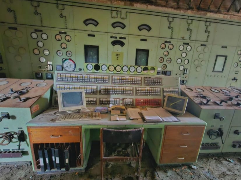 त्या माणसाने आत जाऊन परिस्थिती लोकांसोबत शेअर केली. त्या माणसाने कारखान्याच्या कंट्रोल रूमची झलक दाखवली. त्यात कॉम्प्युटर, कीबोर्ड, सूचना पुस्तके, कागदपत्रे, तसंच टेबल आणि खुर्च्या होत्या. धुळीचा जाड थर वगळता सर्व काही जसंच्या तसं व्यवस्थित लावलेलं होतं.