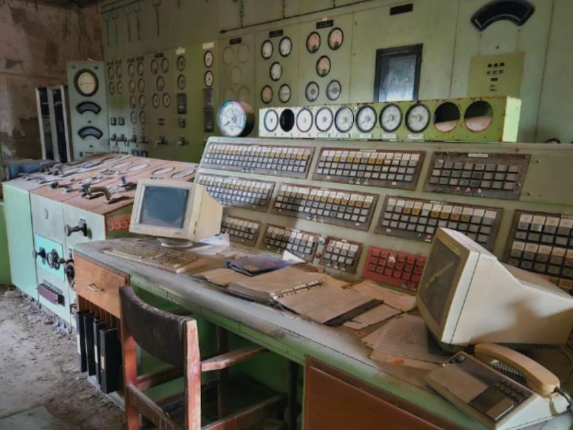 सोशल मीडियावर एका शहरी संशोधकाने वीस वर्षांपासून बंद असलेल्या एका कारखान्याच्या आतील एक झलक शेअर केली. वीस वर्षांपासून बंद असलेल्या कारखान्यातील फोटो लोकांना आश्चर्यचकित करत आहेत. या कारखान्यात एकेकाळी कार्बोनेटेड सोडा तयार केला जात असे, परंतु तो वर्षानुवर्षे बंद होता.