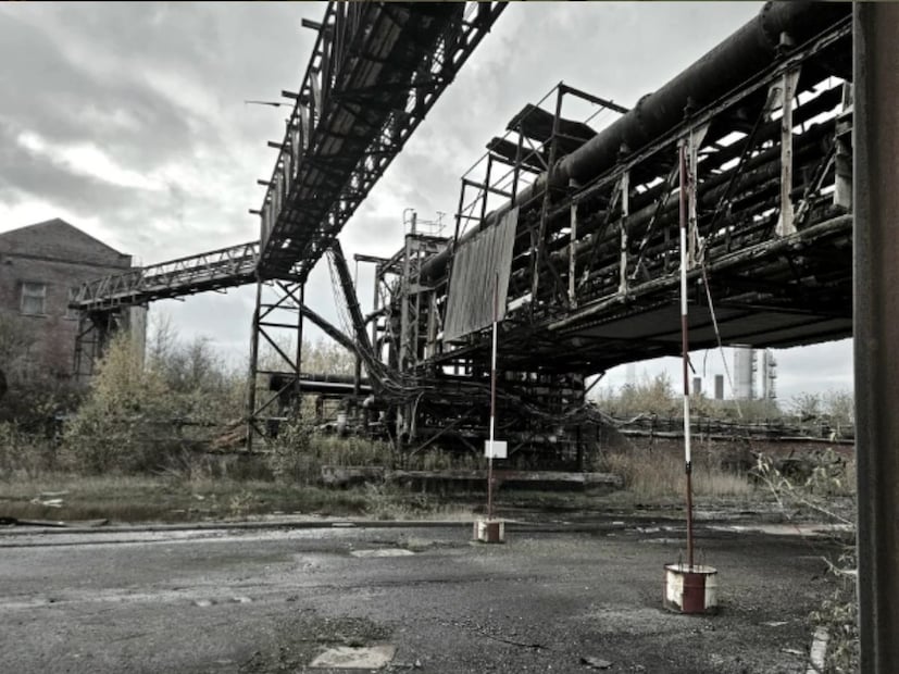 एखादं घर असो, हॉटेल असो वा कंपनी, कारखाना... ते कित्येक वर्षे बंद असेल तर तिथं जाण्याची हिंमत अनेकांची होत नाही. असाच एक बंद कारखाना. जो तब्बल 20 वर्षांपासून बंद होता. एक व्यक्ती या कारखान्याजवळ गेली, तिने त्याचा दरवाजा उघडला आणि आतील दृश्य पाहून सगळे थक्क झाले आहेत. एखादं घर असो, हॉटेल असो वा कंपनी, कारखाना... ते कित्येक वर्षे बंद असेल तर तिथं जाण्याची हिंमत अनेकांची होत नाही. असाच एक बंद कारखाना. जो तब्बल 20 वर्षांपासून बंद होता. एक व्यक्ती या कारखान्याजवळ गेली, तिने त्याचा दरवाजा उघडला आणि आतील दृश्य पाहून सगळे थक्क झाले आहेत.