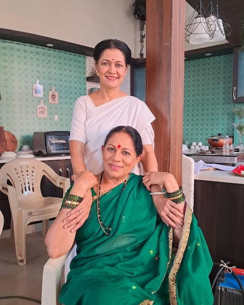 अशातच या मालिकेच्या पहिल्या पर्वात सरिता हे पात्र साकारणाऱ्या अभिनेत्री अश्विनी मुकादम हिने एका चॅनेलला मुलाखत दिली आहे. या मुलाखतीत तिने तिच्या आयुष्यातील संघर्ष आणि मालिका विश्वात तिला मिळालेली वागणूक याबद्दल अगदी मोकळेपणाने सांगितले.