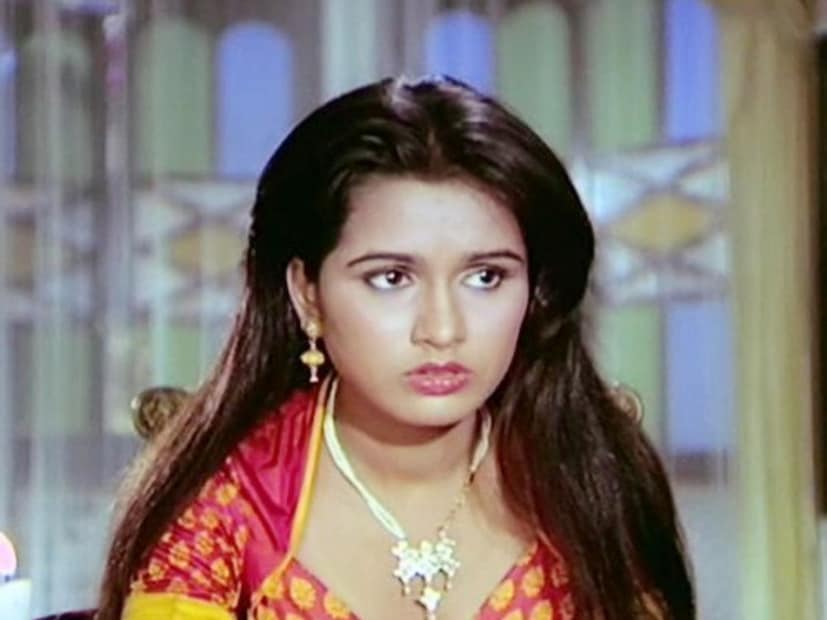  पद्मिनी कोल्हापुरे यांनी आपल्या कारकिर्दीत ऋषी कपूर, मिथुन चक्रवर्तीपासून ते राजेश खन्ना यांसारख्या स्टार्ससोबत काम केलं आणि पाहता पाहता इंडस्ट्रीतील मोठं नाव कमावलं. पद्मिनी यांनी आपल्या कारकिर्दीची सुरुवात 1972 मध्ये ‘इश्क इश्क इश्क’ या चित्रपटाच्या माध्यमातून केली होती. पण त्यांना खरी ओळख 'सत्यम शिवम' या 1978 मध्ये आलेल्या चित्रपटाच्या माध्यमातून मिळाली. या चित्रपटात त्यांनी जीनत अमानच्या लहानपणीचं पात्र साकारलं होतं.