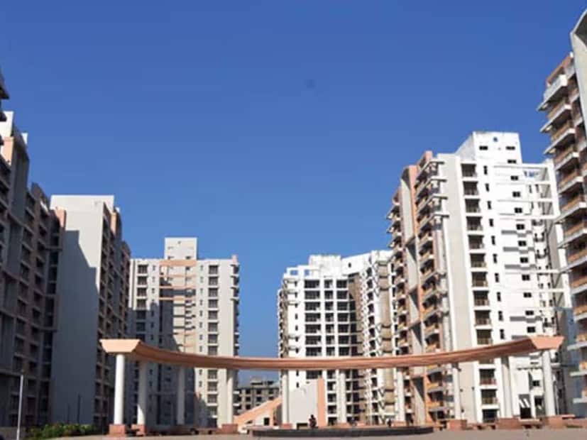  प्रॉपर्टी कन्सल्टंट कंपनी एनारॉक यांच्या ताज्या अहवालात हे चित्र स्पष्ट झाले आहे. भारतातील टॉप 7 मेट्रो शहरांमध्ये लक्झरी घरांच्या दरांत तब्बल मोठी वाढ नोंदवली गेली असली, तरी कोलकाता या रेसमध्ये सर्वांत स्थिर आणि स्वस्त बाजार ठरला आहे.