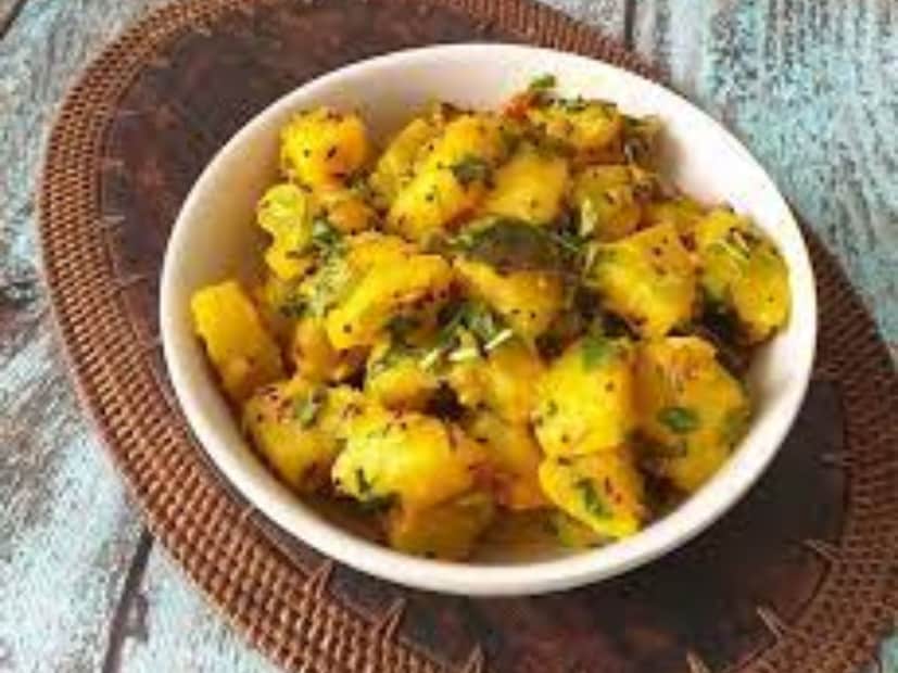 जेवणात प्रत्येकालाच चमचमीत पदार्थ खाण्यास हवे असतात. म्हणूनच आज आम्ही तुम्हाला सोप्या पद्धतीमध्ये भाजलेल्या बटाट्याची खमंग भाजी बनवण्याची सोपी रेसिपी सांगणार आहोत. अतिशय सोप्पा, टेस्टी आणि कमी साहित्यात तयार होणारी भाजी तुम्ही फार कमी वेळेत बनवू शकता.