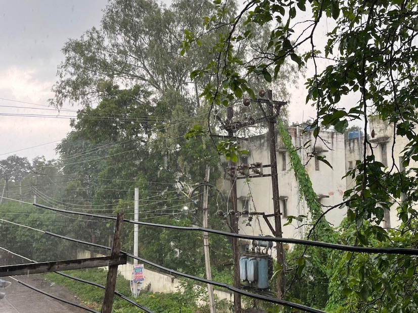  विजांचा कडकडाट आणि 30-40 किमी प्रतितास वेगाने वारे वाहण्याचा इशारा देण्यात आला आहे. छत्रपती संभाजीनगरमध्ये कमाल तापमान 29 अंश, किमान 20 अंश सेल्सिअस राहील