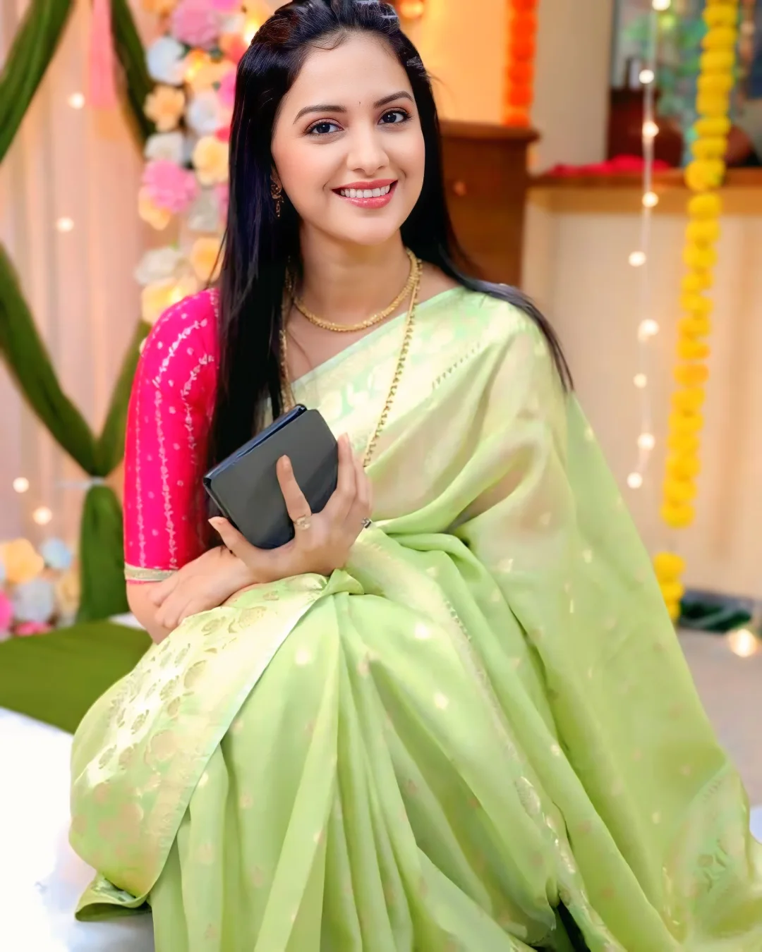 दरम्यान तेजश्री प्रधान वीण दोघांतली ही तुटेना ही मालिका सोडणार आहे अशा चर्चा रंगल्या होत्या. तेजश्रीने 24 तासांआधी केलेल्या एका इन्स्टा पोस्टमुळे या चर्चा रंगल्या होत्या. 