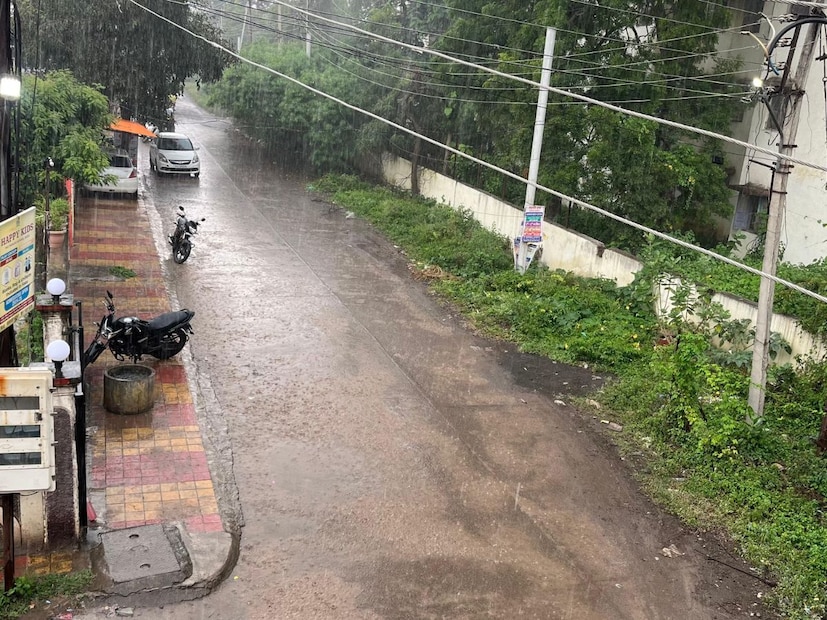  जालना, परभणी, बीडमध्ये कमाल 30-31 अंश, तर नांदेड-लातूरमध्ये 28-29 अंशापर्यंत तापमान राहण्याचा अंदाज आहे. रात्रीच्या वेळी आर्द्रता 85 टक्क्यांवर पोहोचल्याने उकाड्याची तीव्रता जाणवेल. सकाळी 9 ते 11 दरम्यान हलके धुके दिसण्याची शक्यता असल्याने वाहनचालकांनी काळजी घ्यावी.