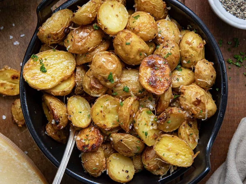  बटाटा, टोमॅटो, लसूण, धणे, लाल मिरची, दही, कोथिंबीर, हिरवी मिरची, तेल, मीठ, लाल तिखट, जिरे, असं भाजीला साहित्य लागते. दहा ते पंधरा मिनिटांमध्ये ही भाजी तयार होईल. एकदा का तुम्ही सर्व पदार्थ व्यवस्थित भाजून घेतले की मसाला अगदी पाच मिनिटांत तयार होतो.