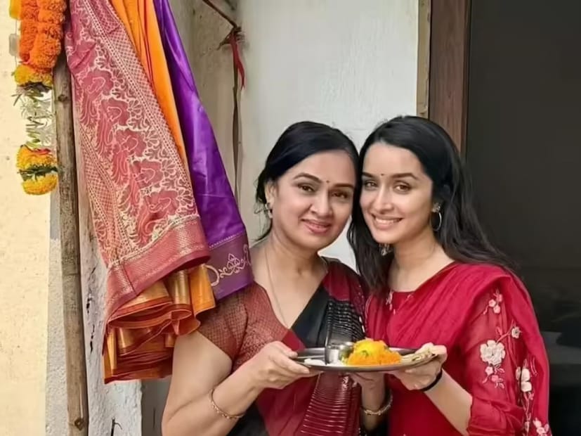  पद्मिनी कोल्हापुरे आणि श्रद्धा कपूरचीदेखील चांगली मैत्री होती. प्रत्यक्षात पद्मिनीची बहिण शिवांगी कोल्हापुरे या बॉलिवूडचे प्रसिद्ध खलनायक शक्ति कपूर यांच्या पत्नी आणि श्रद्धा कपूरच्या आई आहेत. म्हणजे शक्ति कपूर हे पद्मिनीचे जावई आणि श्रद्धा ही पद्मिनीची भाची आहे आणि आज श्रद्धा बॉलिवूडच्या टॉप अभिनेत्रींपैकी एक आहे.