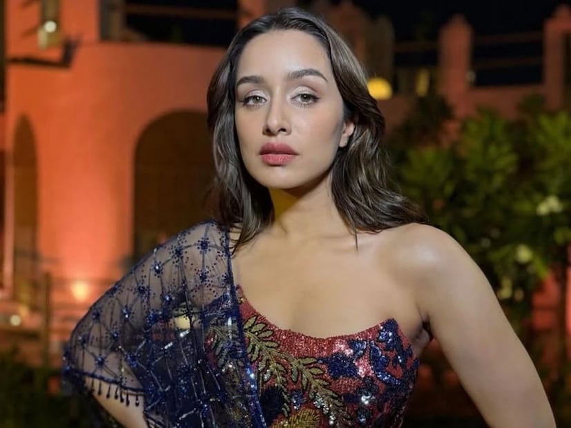  श्रद्धाने आपल्या कारकिर्दीत अनेक हिट चित्रपट दिले आहेत. ज्यामध्ये आशिकी 2, स्त्री, तू झूठी मी मक्कार आणि 2024 मध्ये प्रदर्शित झालेला ‘स्त्री 2’ या चित्रपटांचा समावेश आहे. 2024 मध्ये प्रदर्शित झालेल्या स्त्री 2 ने बॉक्स ऑफिसवर जगभरात 880 कोटींची कमाई केली. 55 ते 60 कोटींच्या आसपास बजेटमध्ये या चित्रपटाची निर्मिती करण्यात आली होती.