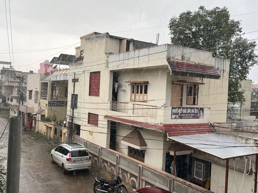  पावसामुळे रब्बी हंगामातील ज्वारी, हरभरा पेरणी रखडल्या आहे. पावसामुळे जमिनीत ओलावा वाढेल, विजांच्या कडकडाटामुळे जनावरे मैदानात सोडू नयेत.