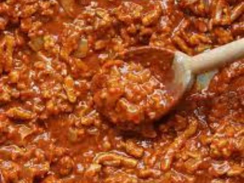  परतायची आणि बारीक चिरलेली कोथिंबीर घालून ढवळायचे. थोडे पाणी घातले तरी चालेल. नाही घातले तरी काही हरकत नाही. चवीनुसार मीठ घाला, चमचाभर हळद घाला, लाल तिखट घाला. छान परतून घ्या.