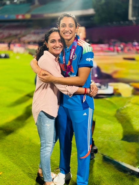 स्मृतीबरोबरच तिची मैत्रीण क्रिकेटर राधा यादव हिने देखील पलाशला अनफॉलो केल्याचं दिसलं. तसंच स्मृतीची अत्यंत जवळची मैत्रीण शिवाली शिंदे हिने देखील पलाशला अनफॉलो करण्याचा मोठा निर्णय घेतला. 