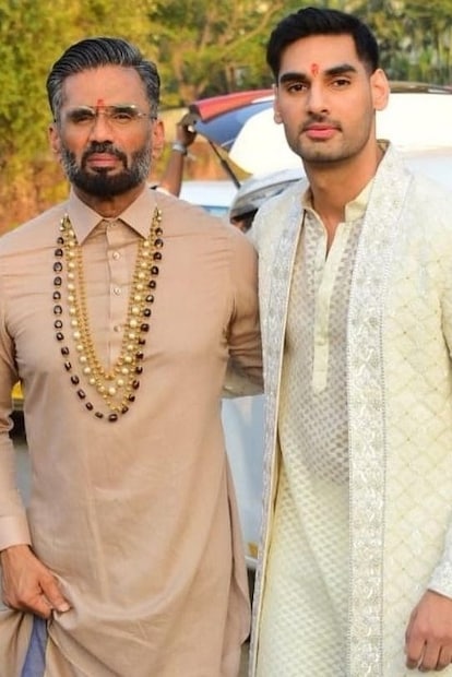 बॉलिवूड सुपरस्टार सुनील सेट्टी यांचा मुलगा अहान शेट्टीच्या अफेअरच्या चर्चा सध्या सर्वत्र सुरू आहेत. बॉलिवूड सुपरस्टार सुनील सेट्टी यांचा मुलगा अहान शेट्टीच्या अफेअरच्या चर्चा सध्या सर्वत्र सुरू आहेत.