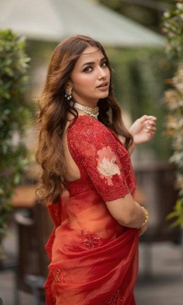  मराठी अभिनेत्री आणि 'बिग बॉस ओटीटी'ची स्पर्धक असणाऱ्या जिया शंकरला डेट करत असल्याची चर्चा आहे.