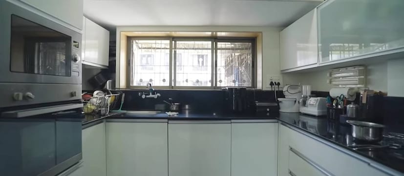  सुबोध भावेच्या किचनमध्ये पांढऱ्या सन्माईकचा वापर करण्यात आला आहे. तसेच या किचनमध्ये अनेक आधुनिक साधणं दिसून येत आहेत.