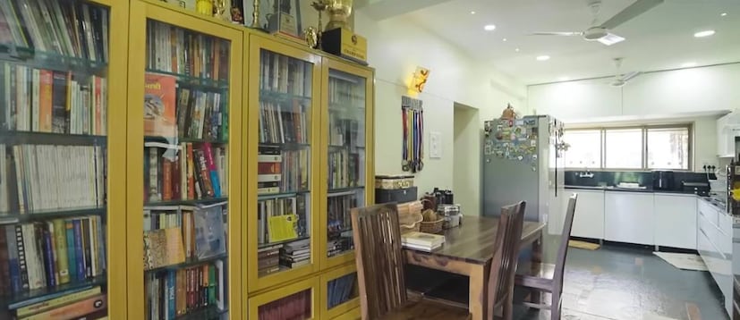  सुबोध भावेला वाचनाची आवड आहे. त्यामुळे त्यांच्या घरात पुस्तकांचं भलं मोठं कपाट आहे. या कपाट वेगवेगळ्या जॉनरच्या पुस्तकांचा संग्रह त्यांनी केला आहे.