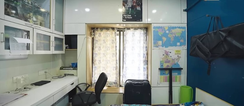  सुबोध आणि मंजिरी भावे यांना कान्हा आणि मल्हार ही दोन मुलं आहे. कान्हा-मल्हार सध्या शिक्षण घेत असल्याने त्यांनी घरातच स्पेशल स्टडी रूम बनवलं आहे.