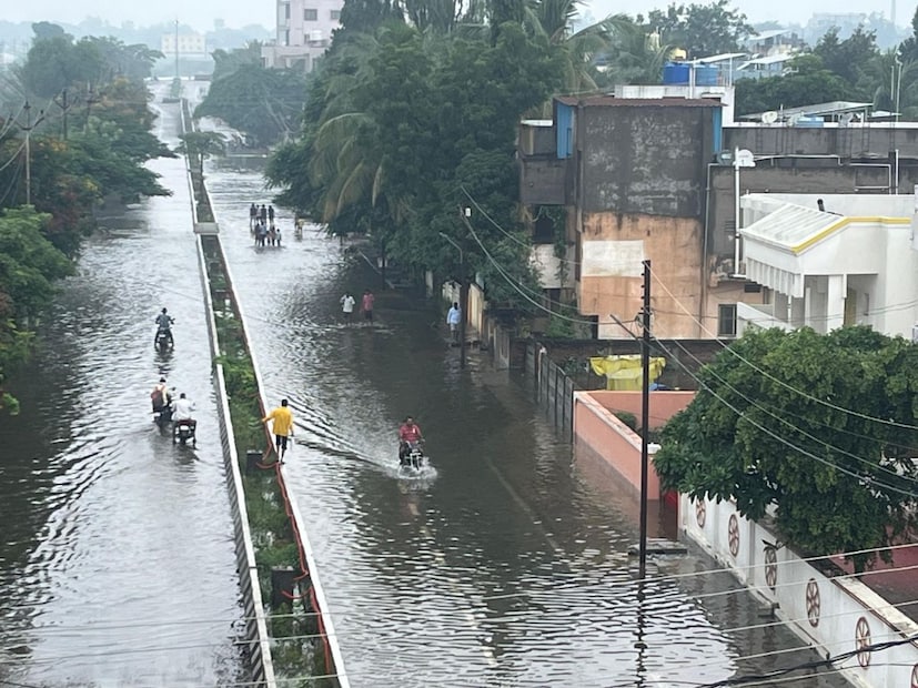  एकूणच आज मराठवाड्यातील जनजीवन ढगाळ आणि हवेत गारवा राहील. पावसाच्या सरींमुळे घराबाहेर पडताना काळजी घ्यावी. उद्या पासून हवामान स्वच्छ होण्याची चिन्हे आहेत