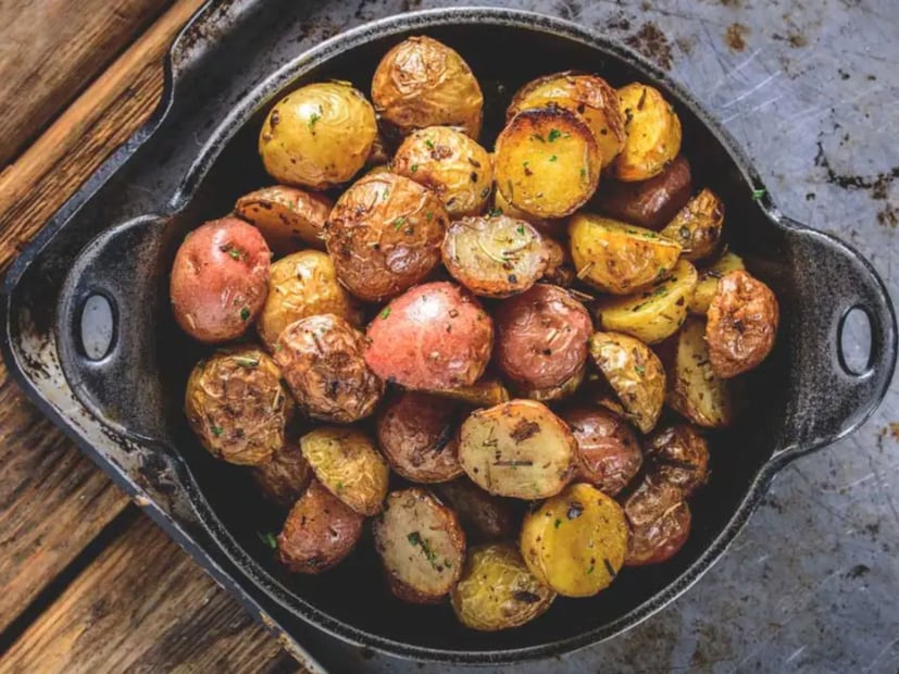  सर्वात प्रथम कृती, गॅसवर जाळी ठेवा, गॅस सुरू करून त्यावर बटाटे ठेवा. बटाटे दोन्हीही बाजूंनी छान भाजून घ्या. सालं काळी होऊ द्या म्हणजे छान भाजले जाईल. सोबतच टोमॅटोही भाजून घ्या. त्याला सुद्धा सर्व बाजूंनी अगदी व्यवस्थित सर्व बाजूंनी भाजा. त्याचीही सालं कळी होऊ द्या.