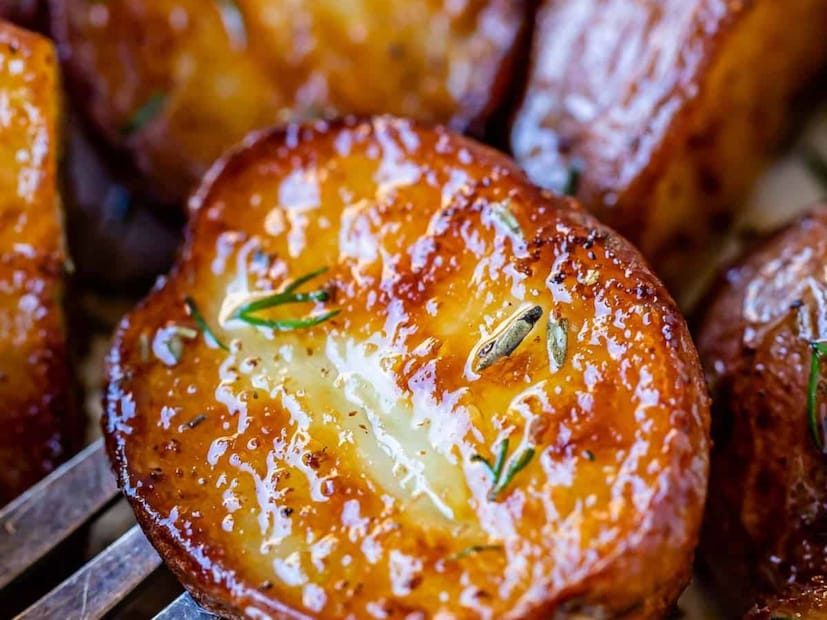  लसणाच्या काही जाड पाकळ्याही भाजून घ्या. साली सकट भाजायचा. मिक्सरच्या भांड्यात दोन चमचे धणे घ्या. त्यात तीन चमचे जिरे घालायचे. तसेच सुखी लाल मिरची घालायची आणि मसाला वाटायचा. बटाट्याची सालं काढायची. टोमॅटोचीही सालं काढायची. लसूण सोलायचा.