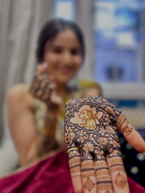  पूजा बिरारीच्या मेहंदीसोहळ्याचे फोटो सध्या सोशल मीडियावर व्हायरल होत आहेत. पूजाने स्वत: हे फोटो शेअर केले आहेत.