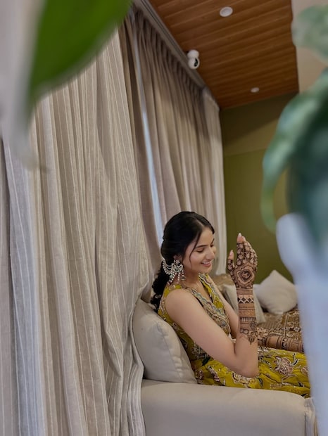  स्वाभिमान, येड लागलं प्रेमाचं या मालिकांच्या माध्यमातून घराघरांत पोहोचलेली अभिनेत्री पूजा बिरारी लवकरच आदेश बांदेकरांची सून होणार आहे. सोहम बांदेकरसोबत पूजा विवाहबंधनात अडकणार आहे. पूजाच्या मेहंदी सोहळ्याचे फोटो आता समोर आले आहेत.