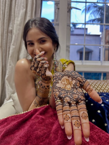  पूजा बिरारीने मेहंदीला पिवळसर रंगाचा घागरा परिधान केला आहे. पूजाच्या मेहंदीतील त्या डॉगीने मात्र चाहत्यांचं लक्ष वेधून घेतलं आहे. सोहमच्या सोशल मीडियावर अनेकदा ज्या सिम्बाचं दर्शन घडतं त्या सिम्बाचा फोटो पूजाने खास आपल्या मेहंदीत काढला आहे. साडे सोळा वर्षांचा हा सिम्बा सोहमचा फेव्हरेट आहे.