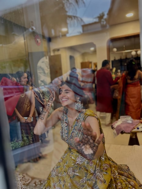  अभिनेत्री पूजा बिरारी अभिनेते आदेश बांदेकर आणि सुचित्रा बांदेकर यांची सून होणार आहे. गेल्या काही दिवसांपासून त्यांच्या लग्नाच्या चर्चा रंगल्या आहेत.