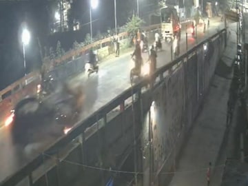 शिवसेना उमेदवाराची Tata Nexon आऊटऑफ कंट्रोल, दुचाकीस्वार पुलावर खाली फेकला गेला, शिवसेना उमेदवाराची Tata Nexon आऊटऑफ कंट्रोल, दुचाकीस्वार पुलावर खाली फेकला गेला,