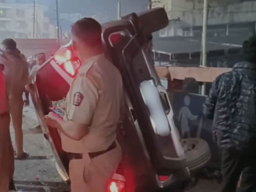 या अपघातात अंबरनाथ पालिका कर्मचारी शैलेश जाधव, चंद्रकांत अनर्थे यांच्यासह कार चालक आणि आणखी एकाचा मृत्यू झाला आहे. 