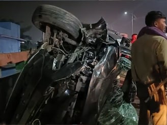 शिवसेना उमेदवाराची Tata Nexon आऊटऑफ कंट्रोल, दुचाकीस्वार पुलावर खाली फेकला गेला,