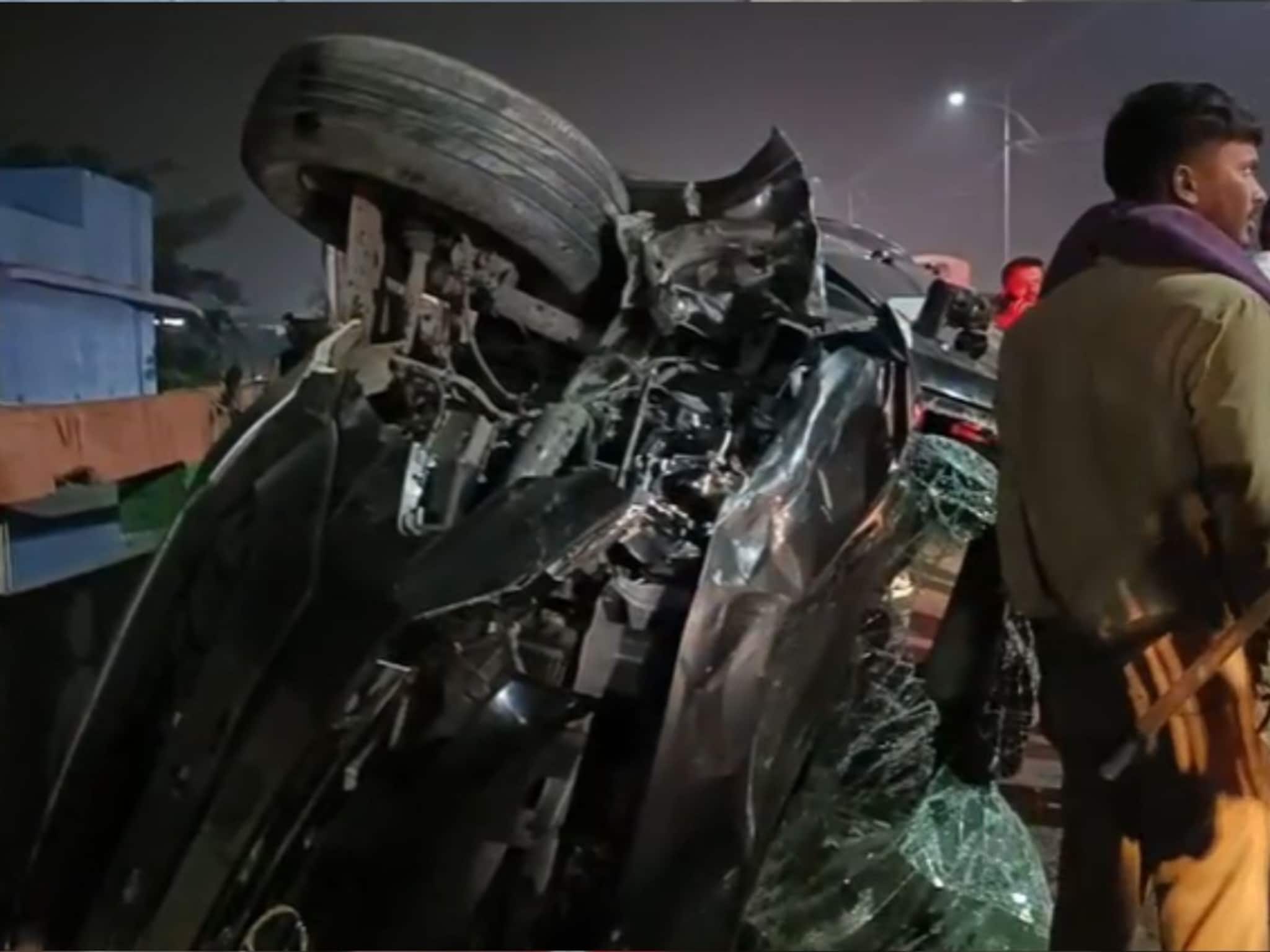 शिवसेना उमेदवाराची Tata Nexon आऊटऑफ कंट्रोल, दुचाकीस्वार पुलावर खाली फेकला गेला,