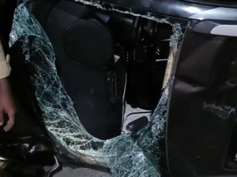 अंबरनाथ  उड्डाणपुलावरून जात असताना अचानक कारचालकाचं कारवरील नियंत्रण सुटलं आणि समोरून येणाऱ्या ३ ते ४ बाईकस्वारांना उडवलं.  या अपघातात चार जणांचा मृत्यू झाला असून चार जण जखमी झाले आहेत.