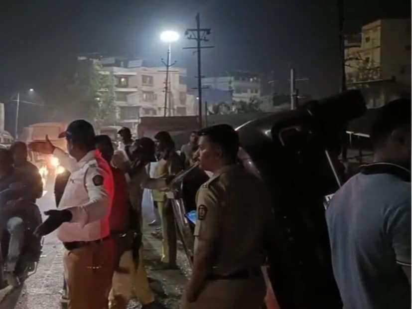  या अपघातात 4 जणांचा मृत्यू झाल्याची माहिती समोर आली आहे. तर अनेक जण जखमी आहे. जखमींना तातडीने नजीकच्या रुग्णालयात दाखल केलं आहे. अपघाताची घटना सीसीटीव्ही कॅमेऱ्यात कैद झाली आहे.