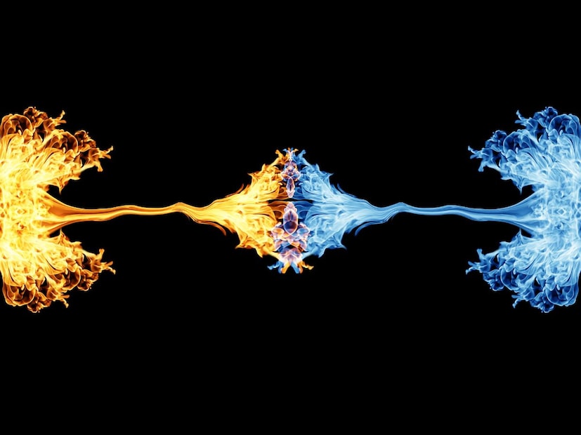 बर्फ (Ice) हा पाण्याच्या घन (solid) अवस्थेतील एक प्रकार आहे आणि या अवस्थेमुळेच त्याला आग जाळू शकत नाही आणि पाण्यात तो बुडत नाही.