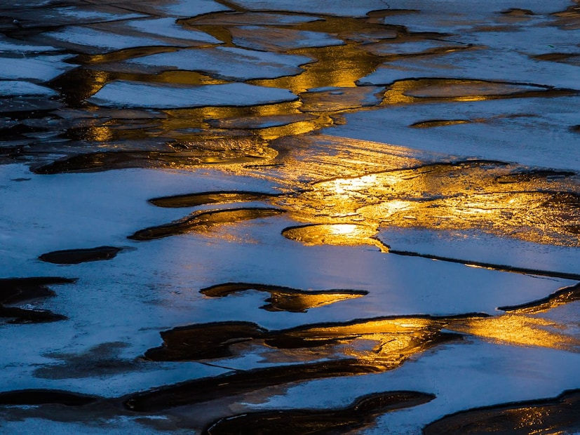 आग जाळू शकत नाही (Can't be burned by fire)बर्फ हे पाण्यापासून बनलेले असते, ज्याचे रासायनिक सूत्र $H_2O$ आहे. $H_2O$ हे नैसर्गिकरित्या ज्वालाग्राही (flammable) नाही. जेव्हा आपण बर्फाला उष्णता (heat) देतो किंवा आगीच्या संपर्कात आणतो, तेव्हा बर्फ जळण्याऐवजी वितळायला (melts) लागतो आणि पुन्हा पाण्यात रूपांतरित होतो. या प्रक्रियेत, उष्णता वितळण्यास (melting) वापरली जाते, त्यामुळे बर्फ जळत नाही.