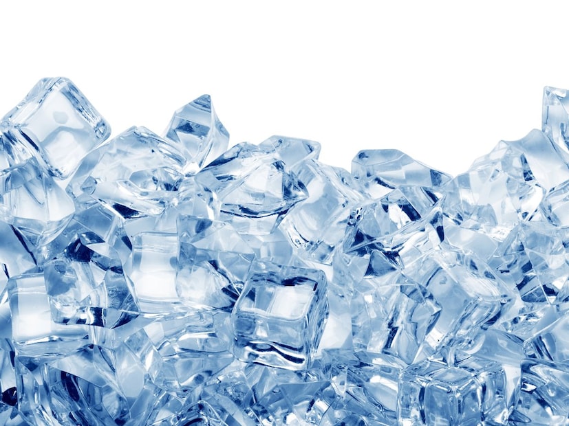 कमी घनता असल्यामुळे, बर्फाचा तुकडा पाण्याच्या पृष्ठभागावर तरंगतो (floats), तो कधीही पूर्णपणे बुडत नाही (doesn't sink).यामुळेच, बर्फ ही अशी एकमेव सामान्य गोष्ट आहे, ज्याला आग जाळू शकत नाही कारण ते पाणी आहे आणि पाणी बुडवू शकत नाही कारण त्याची घनता पाण्यापेक्षा कमी आहे.