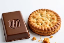 चॉकलेट की बिस्किट आरोग्यासाठी कोण जास्त धोकादायक? अनेक जण समजण्यात करतात 'या' चुका