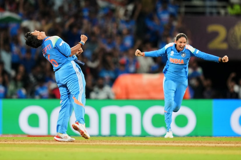 महिला वर्ल्ड कपच्या ट्रॉफीचं वजन जवळपास 11 किलो आहे. तसंच ट्रॉफीची उंची 60 सेंटीमीटर आहे. ट्रॉफीवर सोनं आणि चांदी लावण्यात आली आहे. ट्रॉफीवर स्टंप आणि बेल्सच्या आकाराचे तीन कॉलम चांदीचे आहे. तसंच वर असलेला ग्लोब सोन्याचा आहे. 