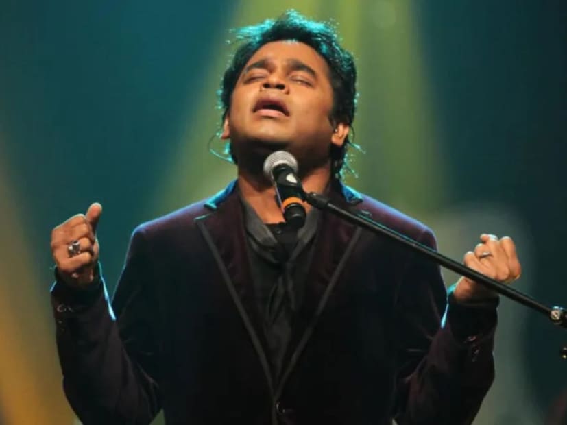  ए. आर. रहमान हे भारतीय संगीत क्षेत्रातील मोठं नाव आहे. त्यांची गाणी आजही लोकांच्या मनात घर करून आहेत. आज आम्ही तुम्हाला त्यांच्या त्या एका गाण्याची गोष्ट सांगणार आहोत, जे रेकॉर्ड होण्यापूर्वीच चित्रित झालं होतं आणि रातोरात लोकप्रिय झालं होतं. 11 वर्षांपूर्वी हे गाणं रसिकांच्या भेटीला आलं होतं.