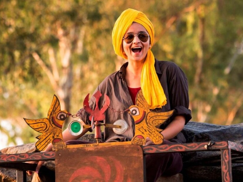  इम्तियाद अली यांचा 'हायवे' हा चित्रपट बॉक्स ऑफिसवर जादू दाखवण्यात यशस्वी ठरला. पण या चित्रपटातील 'पटाखा गुड्डी' हे गाणं रातोरात सुपरहिट झालं. हे गाणं नूरन सिस्टर्सने गायले होते. पण ए. आर. रहमान यांनी हे गाणं संगीतबद्ध केलं होतं आणि गीतकार इरशाद कामिल यांनी याचे बोल लिहिले होते. आजही हे गाणं अनेकांच्या ओठावर आहे. पण या गाण्यामागची गोष्ट खूप वेगळी आहे. हे फिल्म इंडस्ट्रीतील पहिलं असं गाणं होतं, जे रेकॉर्ड करण्यापूर्वीच चित्रित केले गेले.