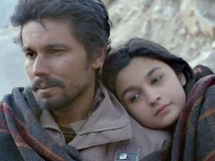  विशेष म्हणजे शूटिंगच्या वेळी गाण्याची धूनही ठरलेली नव्हती. पण त्यांनी आलिया भट्ट आणि रणदीप हुड्डा यांच्यासोबत असे सीन शूट केले की त्यामध्ये स्वातंत्र्य आणि मोकळेपणा दिसून येतो. नंतर रहमान यांनी हे व्हिज्युअल पाहून गाण्याची धून आणि बोल तयार केले. त्यामुळेच या गाण्यात एक वेगळी ऊर्जा जाणवते. या गाण्याचे शूटिंग पंजाब आणि हरियाणाच्या सुंदर रस्त्यांवर झाले. शेती, रस्ते आणि ट्रकचा प्रवास या गोष्टींमुळे हे गाणं अधिक भावतं.