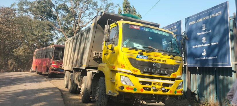या राज्य मार्गावर खड्डे तर आहेतच पण रस्त्यावर जाताना वाहनांच्या मागे धूळ मोट्या प्रमाणात उडत असल्याने मोठा त्रास सहन करून प्रवास करावा लागत आहे.