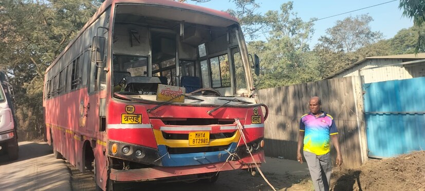  रस्त्यावर खड्ड्यांचे साम्राज्य पसरले आहे. खड्ड्यांमुळे वाहने हळुवारपणे जात असून वारंवार वाहतूक कोंडीला सामोरे जावे लागत आहे. 