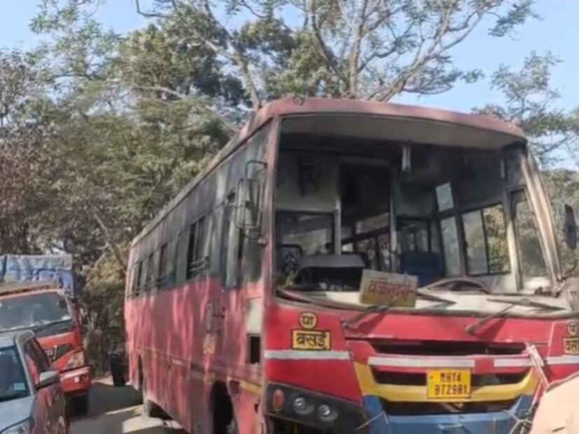  खड्ड्यांमुळे हा अपघात घडला असल्याचे सांगण्यात आले. हा अपघात मांडवी पोलीस ठाणे जवळ घडला आहे घटनेची माहिती मिळताच मांडवी पोलिसांनी धाव घेतली.