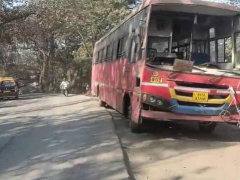  वज्रेश्वरी रस्त्यावर मांडवी येथे हायवा ट्रक जात होता.  यावेळी मागून येणाऱ्या एस टी बस  हायवा ट्रकला ओव्हरटेक करतेवेळी  हायवा ट्रक बसला घासल्याने बसचा अपघात झाला. या अपघातात बसचे नुकसान झाले असून पुढेची काच फुटली  आहे.