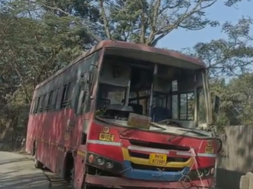 शिरसाड- वज्रेश्वरी या राज्यमार्गाची दुरवस्था झाल्याने अपघाताची मालिका सुरू असून  हायवा ट्रक व एसटीबसमध्ये अपघात झाला आहे.