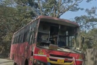 Accident : ओव्हरटेक करण्याच्या नादात एसटीचा भीषण अपघात